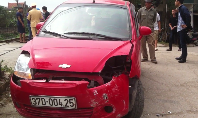 Cú va chạm mạnh khiến chiếc xe ô tô bị hư hỏng nặng, tài xế thoát chết thần kỳ.