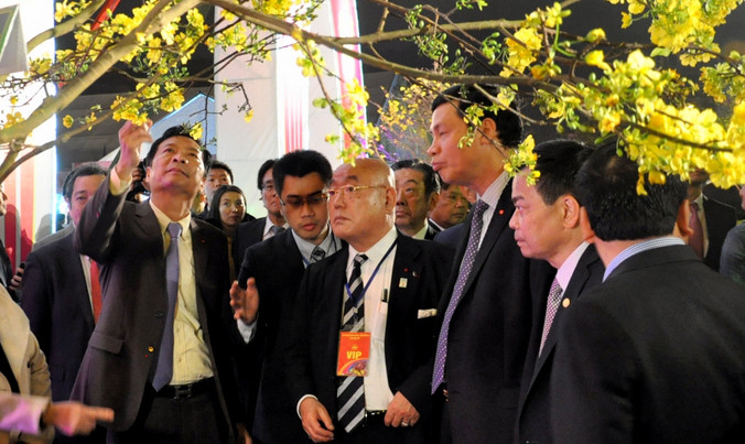 Lãnh đạo 2 nước tham quan, thưởng lãm sắc hoa rực rỡ của Mai vàng Yên Tử.