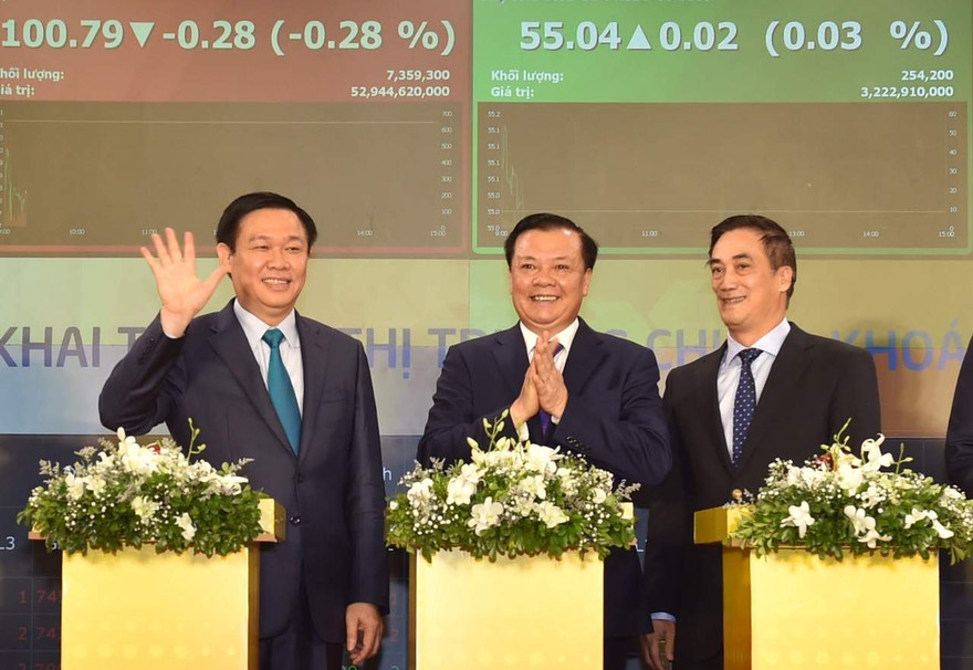 Phó Thủ tướng Vương Đình Huệ và lãnh đạo ngành tài chính tại lễ khai trương CKPS sáng nay 9/8 