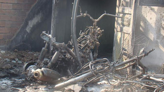  “Ma men” khóa cửa đốt nhà