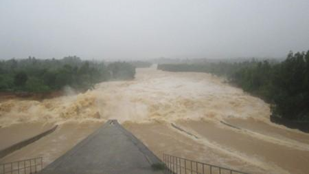 Mưa suốt đêm ngày, hồ thuỷ lợi lớn nhất Nghệ An bắt đầu xả tràn