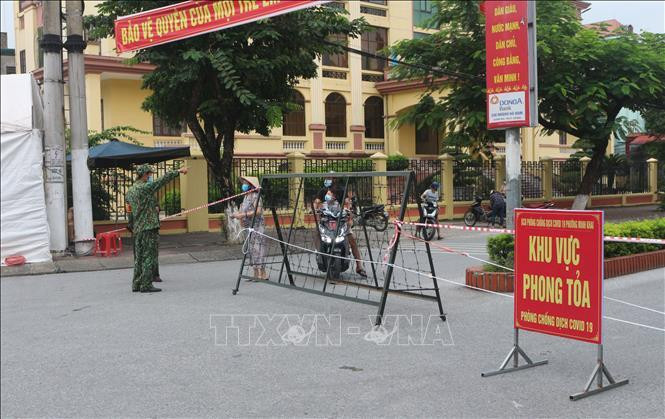 Khu vực phong toả vì có ca nhiễm SARS-CoV-2 tại Phủ Lý, Hà Nam. Ảnh: TTXVN.
