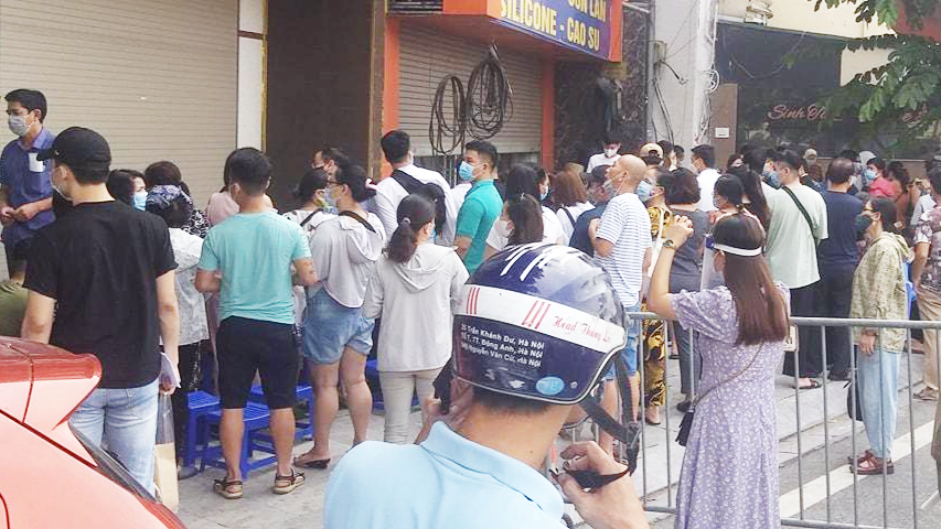 Người dân tụ tập, ùn ứ chờ tiêm chủng vắc xin COVID-19. Ảnh: Thế Long Nguyễn