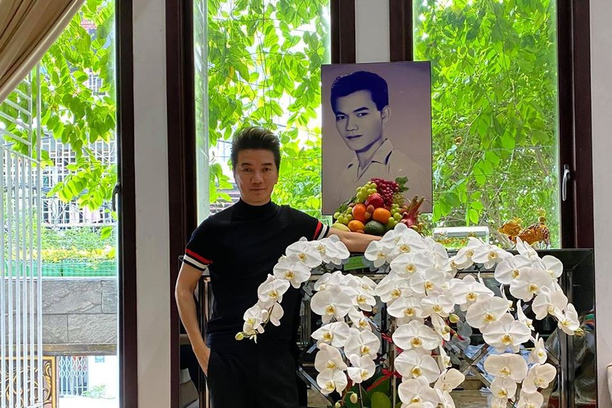 Đàm Vĩnh Hưng làm giỗ cho ba tại nhà riêng. 