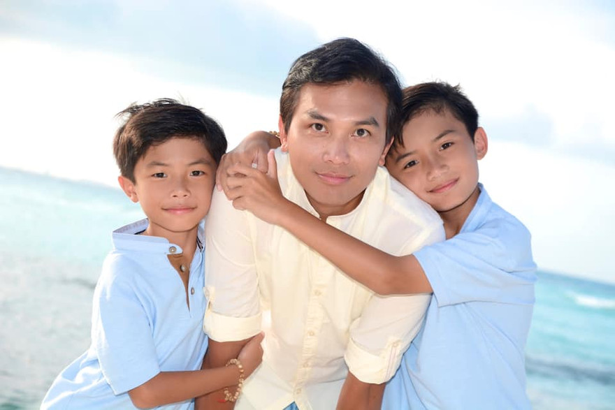 Mạnh Quỳnh và hai con trai. 