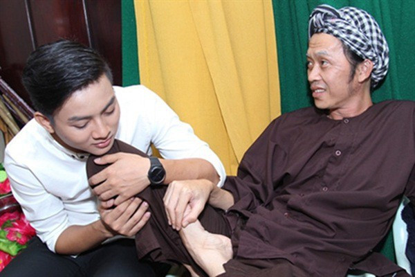 Hoài Lâm sinh năm 1995, được khán giả biết tới đầu tiên với danh xưng là con nuôi NSƯT Hoài Linh.