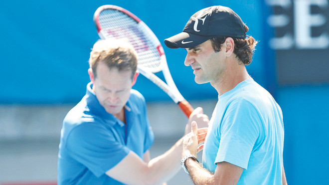 Federer và HLV Edberg rèn thêm cú đánh trái tay. Ảnh: Beinsports
