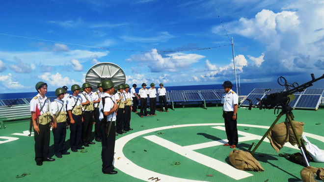 Huấn luyện SSCĐ ở nhà giàn DK1. Ảnh: TC 