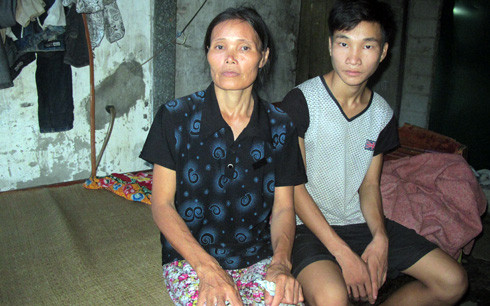 Mẹ con bà Hồng sau khi bị lừa tiền. Ảnh: VOV