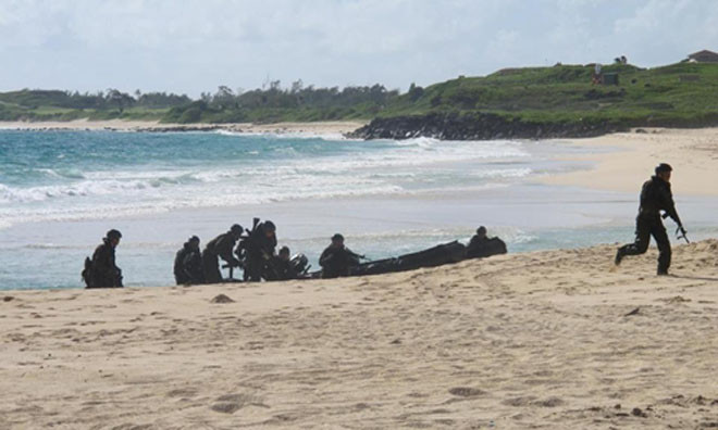 Nhóm trinh sát của Nhật Bản diễn tập đổ bộ hôm 29/7 ở Hawaii. Ảnh: AP.