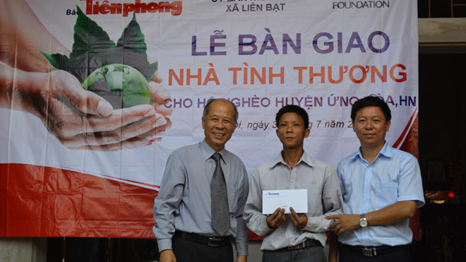 Ông Nguyễn Minh Hải, Giám đốc điều hành Cty Prudential VN (bìa trái) và Phó Tổng Biên tập báo Tiền Phong Trần Thanh Lâm (bìa phải) tại Lễ khánh thành nhà anh Nguyễn Văn Bảo. Ảnh: K.N 