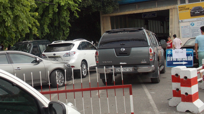 Mới 4h chiều 15/7 nhưng TTĐK Ngọc Khánh đóng cổng, treo biển “hết số” bỏ lại nhiều xe chờ đợi. Ảnh: T. Đảng