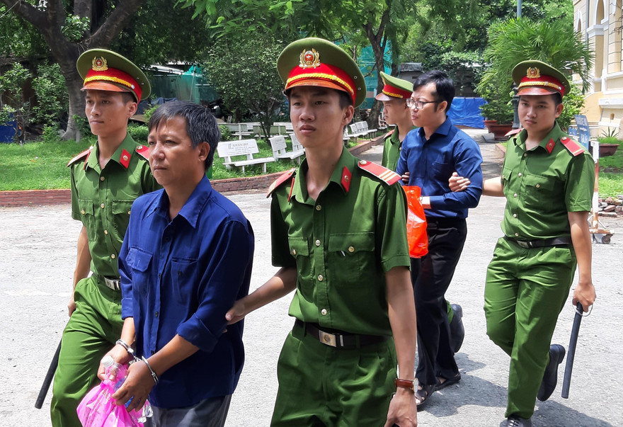 Hai bị cáo Đăng (trước) và Thảo sau phiên tòa. Ảnh: Tân Châu