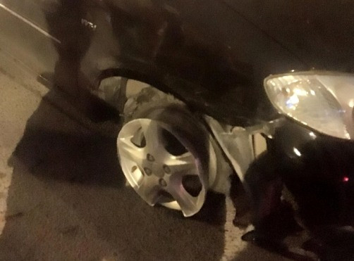 Bánh trước ô tô bị nổ còn trơ vành nhưng tài xế vẫn cố bỏ chạy với tốc độ cao.