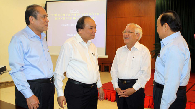 Phó Thủ tướng Nguyễn Xuân Phúc làm việc với lãnh đạo TPHCM về đề án thí điểm chính quyền đô thị ngày 17/2. Ảnh: Thanh Vũ