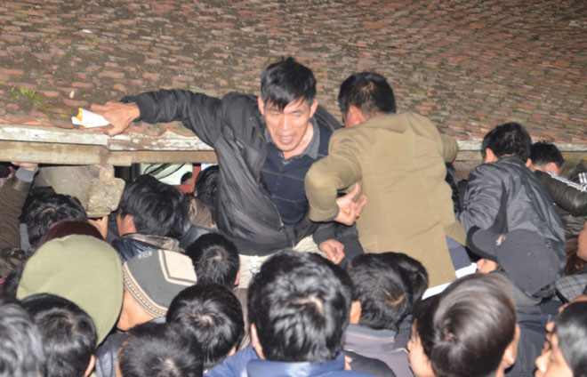 Cảnh tượng người dân chen lấn, xô đẩy, giẫm đạp lên nhau ở đền Trần (Nam Định).