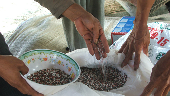 Tận mắt chứng kiến phân bón công nghệ 'cuốc xẻng'