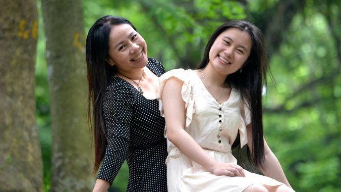 Chị Hồ Thị Hải Âu hạnh phúc bên con gái.