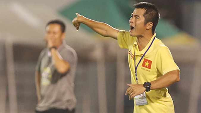 HLV Phạm Minh Đức và Nguyễn Quốc Tuấn trong trận bán kết U21 Việt Nam - U21 HAGL hôm qua 26/11. Ảnh: Đức Đồng.