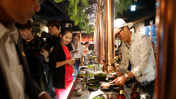 HAHA hướng dẫn cách xắt thịt. Ảnh: Lan Anh.