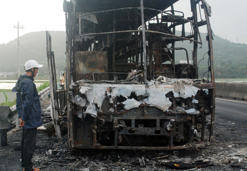 Ôtô khách cháy trơ khung. Ảnh: Khắc Nho.