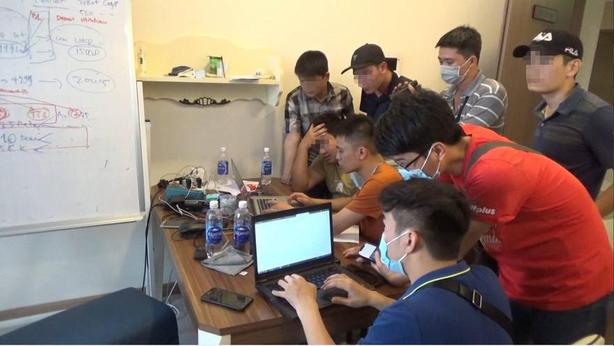 Lực lượng chức năng khám xét nơi ở của các đối tượng.