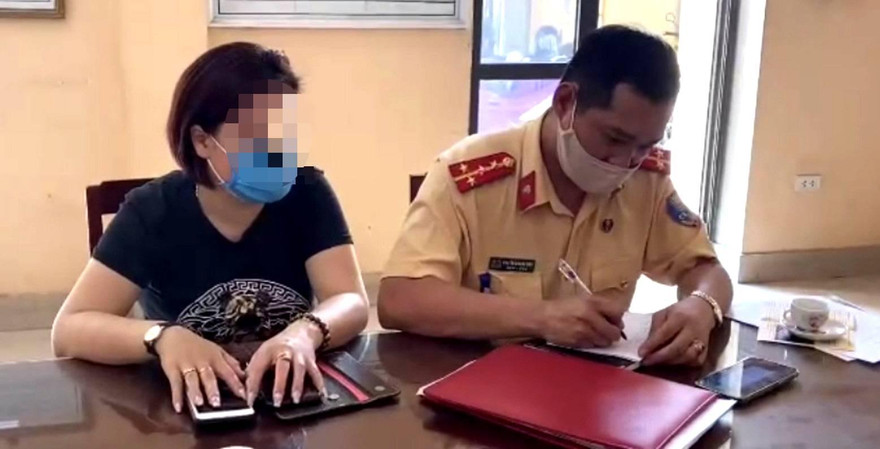 Bà T. làm việc với cơ quan chức năng.