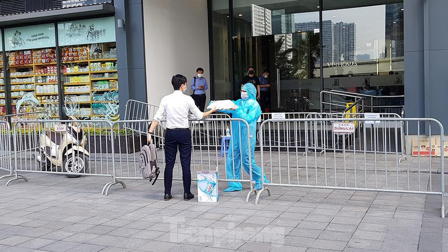 Phong tỏa tạm thời chung cư nơi ở F1 của Giám đốc Hacinco mắc COVID-19. Ảnh: Hoàng Mạnh Thắng.