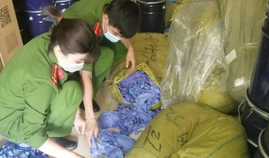 Lực lượng chức năng phát hiện số lượng lớn găng tay không có hoá đơn chứng từ.