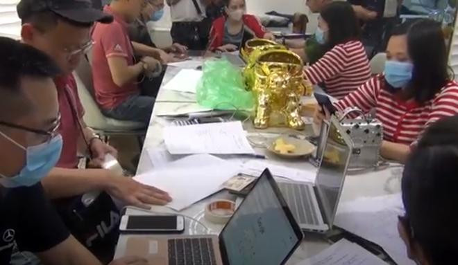 Lực lượng chức năng thu giữ tang vật vụ án.