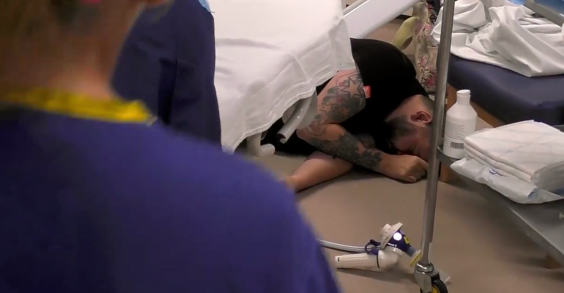 Anh Ben ngất xỉu sau gần 10 tiếng nhìn vợ đau đẻ. Ảnh: One Born Every Minute