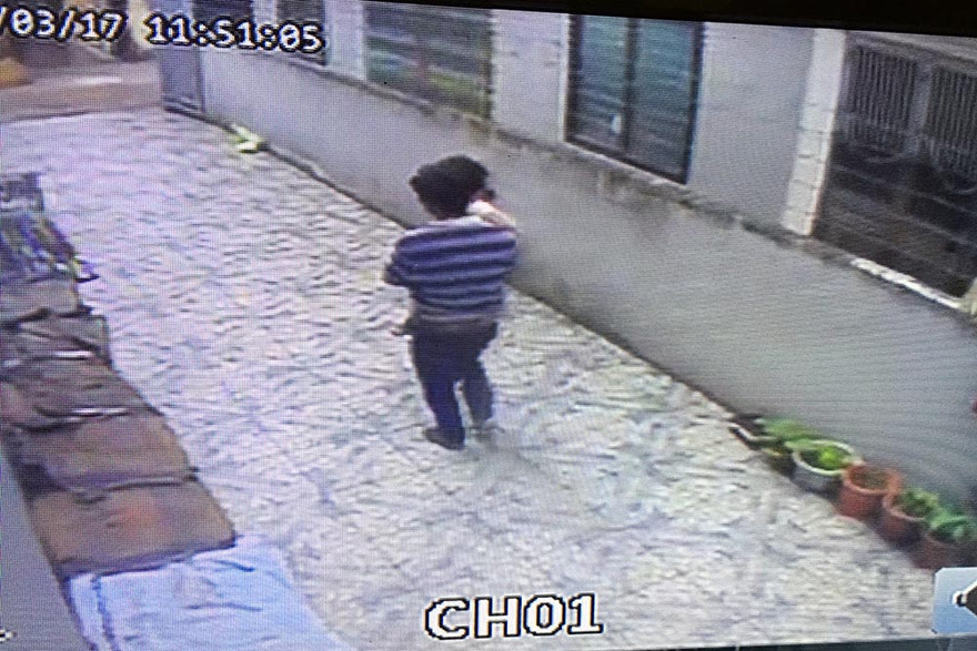 Hình ảnh người đàn ông bế cháu bé. Ảnh cắt từ video.