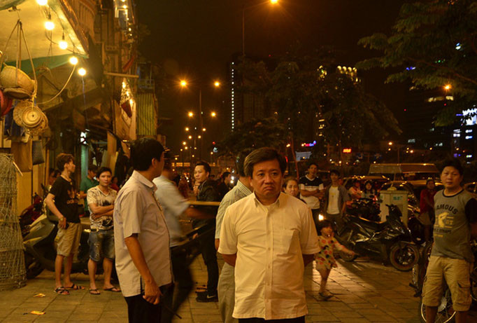 Ông Đoàn Ngọc Hải - Phó Chủ tịch UBND Quận 1 (TPHCM) dẫn đầu đoàn công tác quận 1 tiến hành kiểm tra, chấn chỉnh vỉa hè tối 16/8.