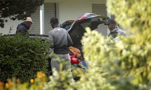 Dembele (giữa) đang thu dọn đồ đạc khỏi nơi ở tại Dortmund.