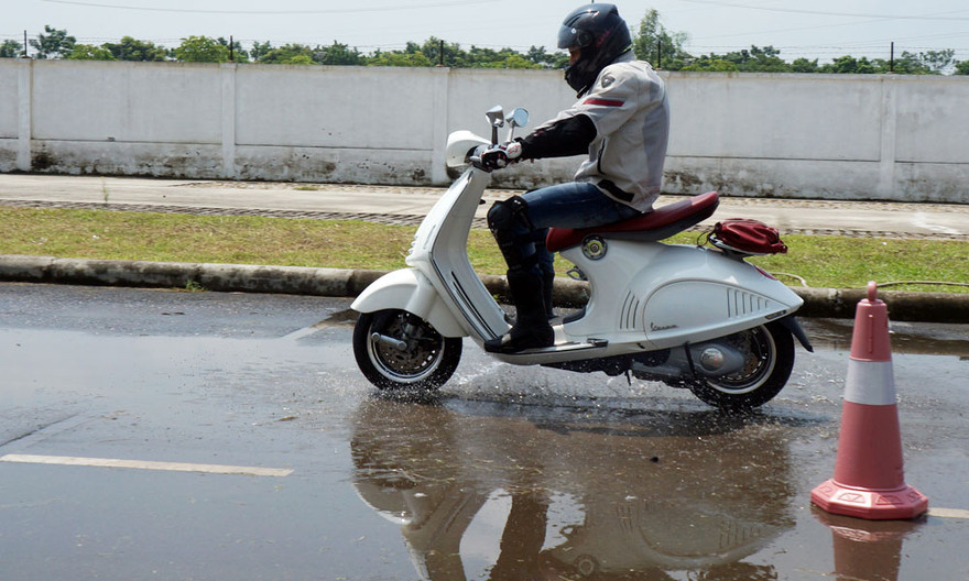 Lái thử siêu phẩm Vespa 946 giá hơn 300 triệu