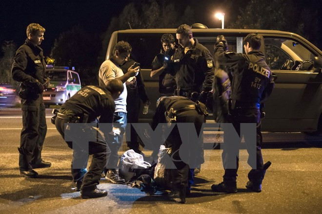 Cảnh sát Đức kiểm tra người tị nạn ở thành phố Freilassing, gần biên giới với Áo ngày 13/9. (Nguồn: AFP/TTXVN)