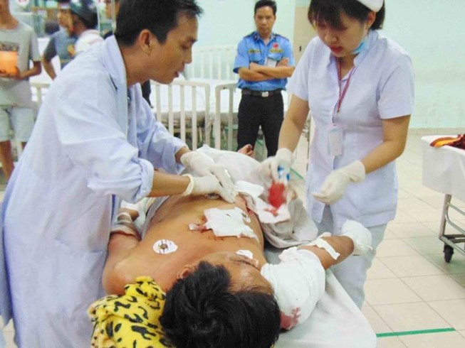 Bác sĩ đang kiểm tra vết thương trên người ông L