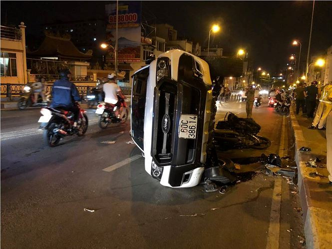 Ôtô bán tải lật sau khi húc hai xe máy