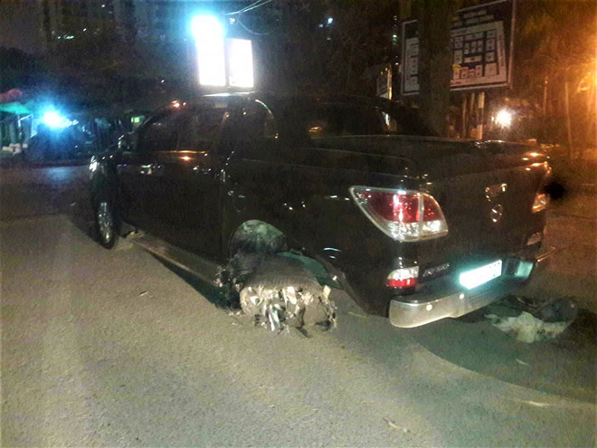 Chiếc xe bán tải chỉ dừng lại khi lốp sau hư hỏng nặng