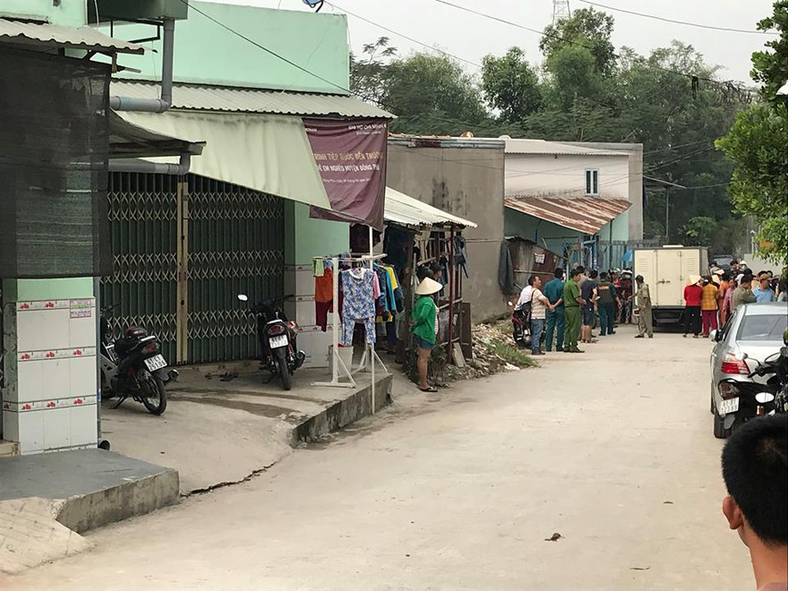 Công an đưa bị can Diễm trở lại phòng trọ để thực nghiệm hiện trường