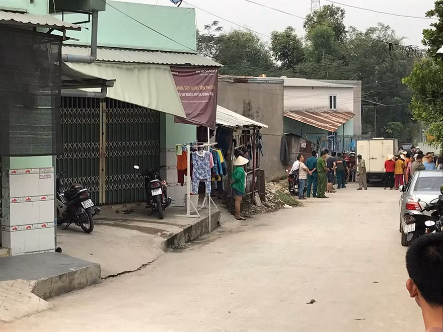 Công an đưa bị can Diễm trở lại phòng trọ để thực nghiệm hiện trường