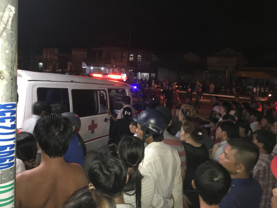 Thi thể hai mẹ con chị Bách được chuyển khỏi hiện trường