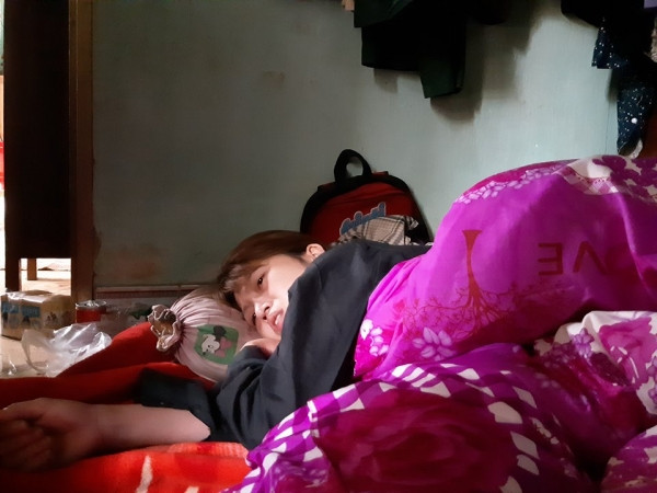 Chị Thu khóc ngất trước nỗi đau mất con