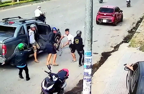 Duy là người mang hung khí cho Ngọc hỗn chiến. Ảnh: Camera an ninh