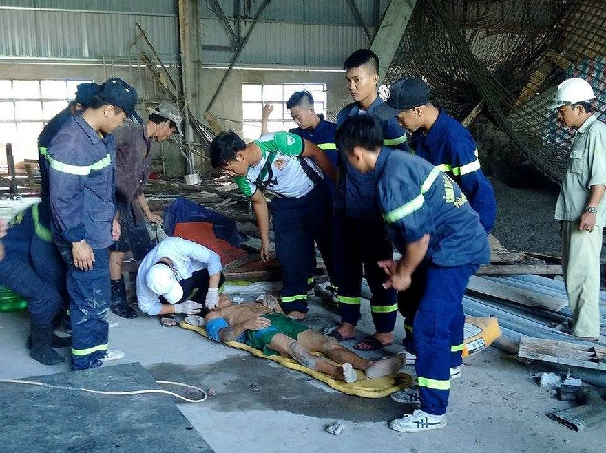 Vụ sập giàn giáo khiến 2 công nhân bị thương nặng. Ảnh: CSPC&CC