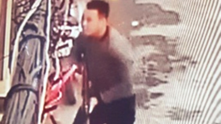 Hình ảnh Phạm Minh Thái mang theo súng đến nhà bà Lê Thị Hạnh được camera an ninh ghi lại. Ảnh cắt từ vdieo