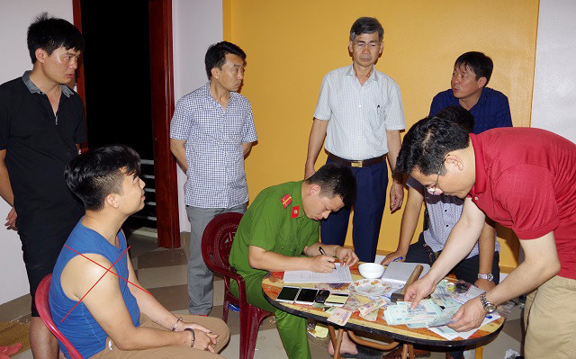 Đại tá Trần Ngọc Hợi, Phó giám đốc Công an tỉnh Hà Nam (áo trắng), chỉ đạo phá án. Ảnh: Công an Hà Nam