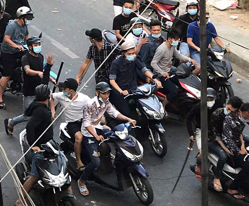 Hai nhóm mang theo hung khí đánh nhau