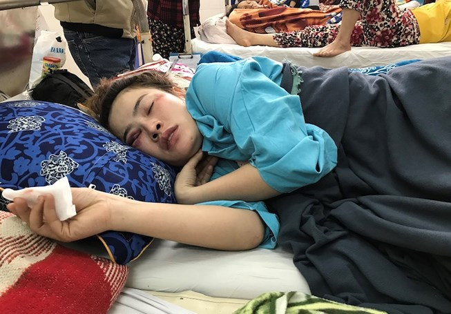 Như bị đánh trong quán bánh xèo sau khi lời qua tiếng lại với Khang