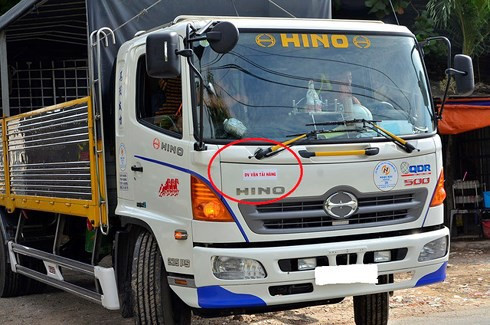 Xe "vua" nhởn nhơ trên đường nhưng không bị xử lý. Ảnh: Người lao động